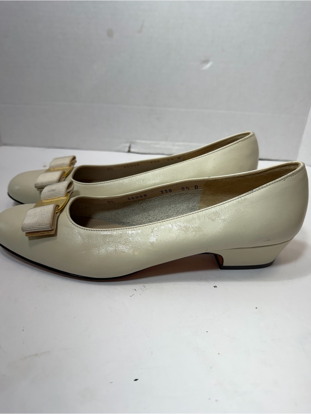 Salvatore Ferragamo Cream Leather Calfskin Classic Vara Pumps Size 8.5B - Picture 5 of 7